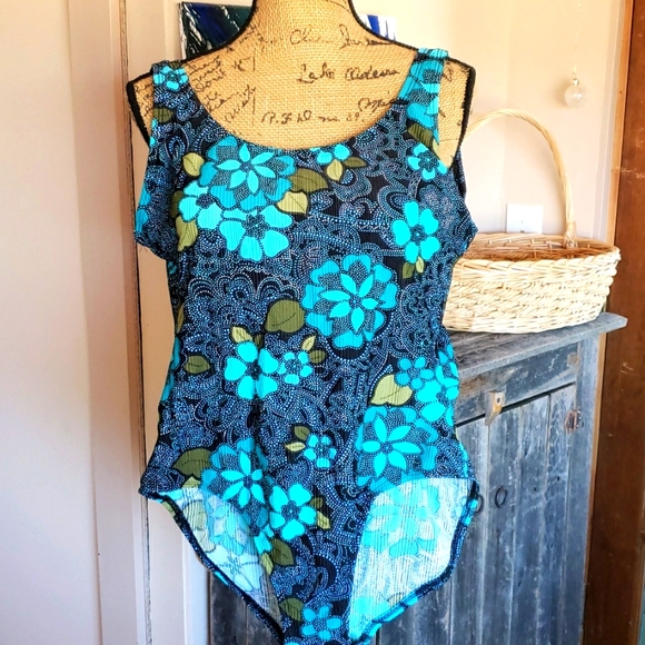 Catalina women's swimsuit, runs small, size 1x. Gently worn. Like newππββοΈ - Picture 1 of 6